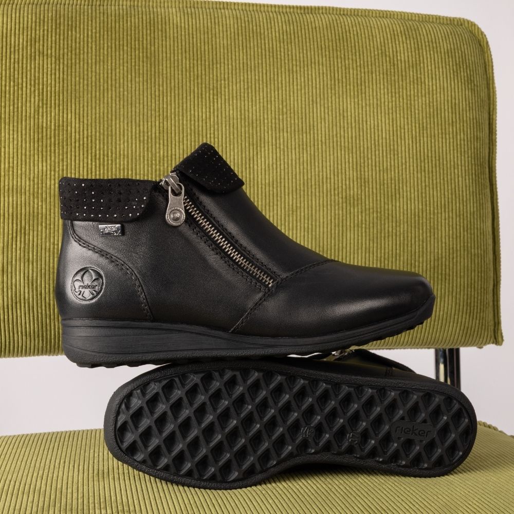 Rieker støvle til dame i sort med nitter – Model 47252-00