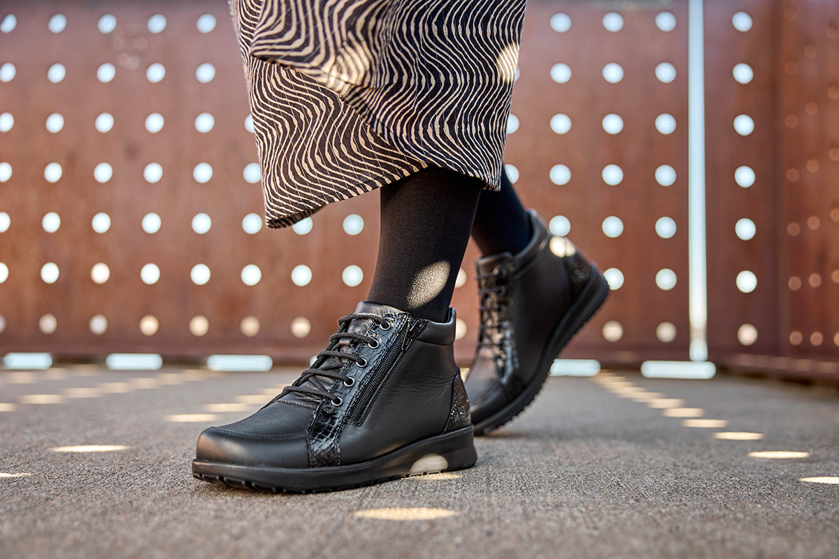 Dame ankelstøvle med snøre og lynlås – Sort – Varenr. 252-33-210