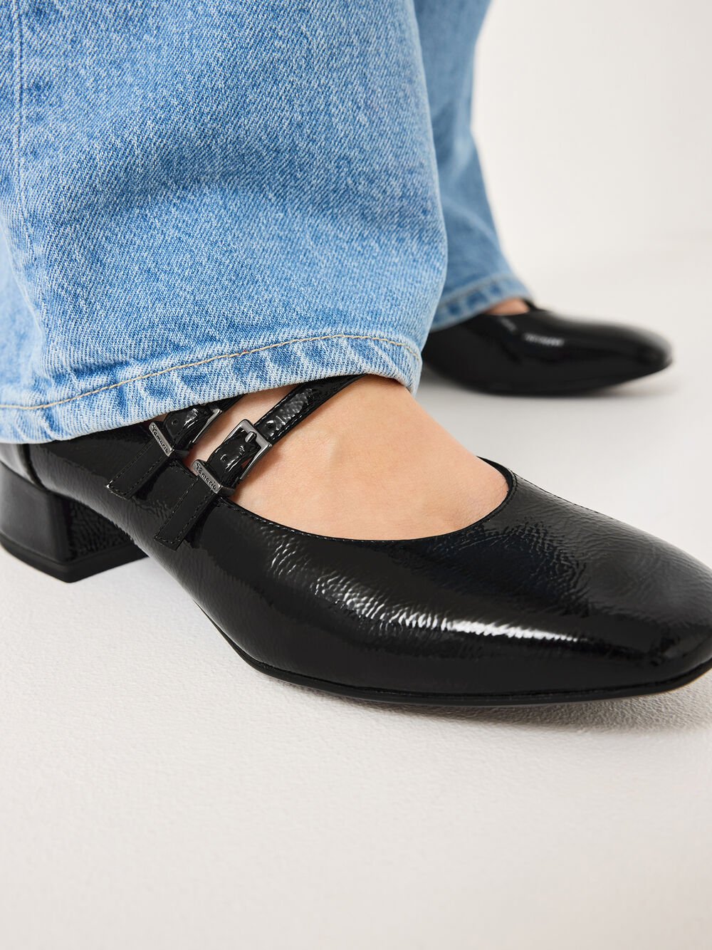 Sort Tamaris Pumps med Dobbeltrem – Klassisk Elegance og Komfortabel Touchit-sål