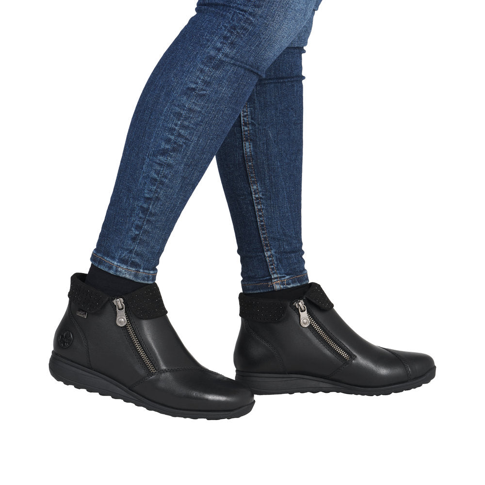 Rieker støvle til dame i sort med nitter – Model 47252-00