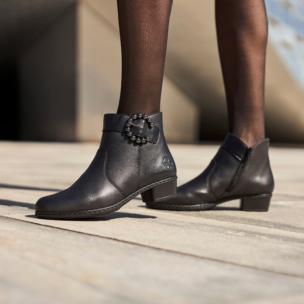 Rieker støvle til dame i sort Y0797-00